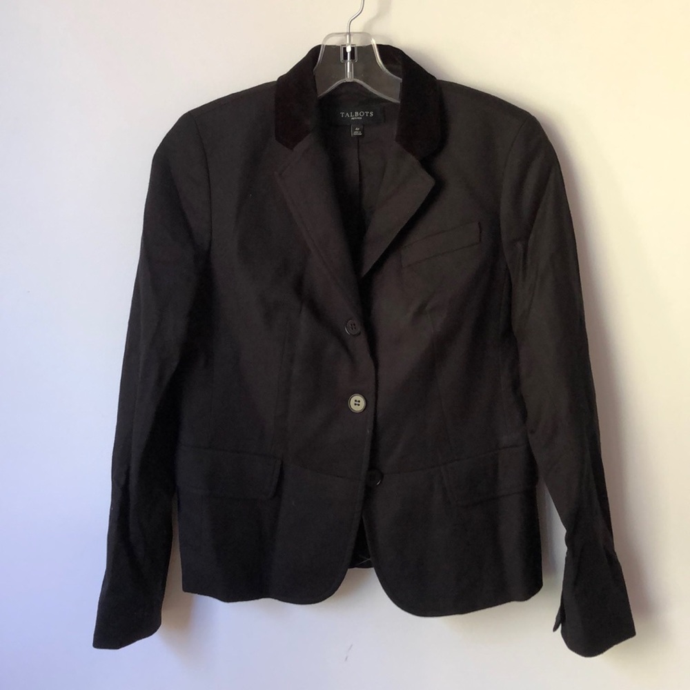 Black wool blazer w/velvet collar.